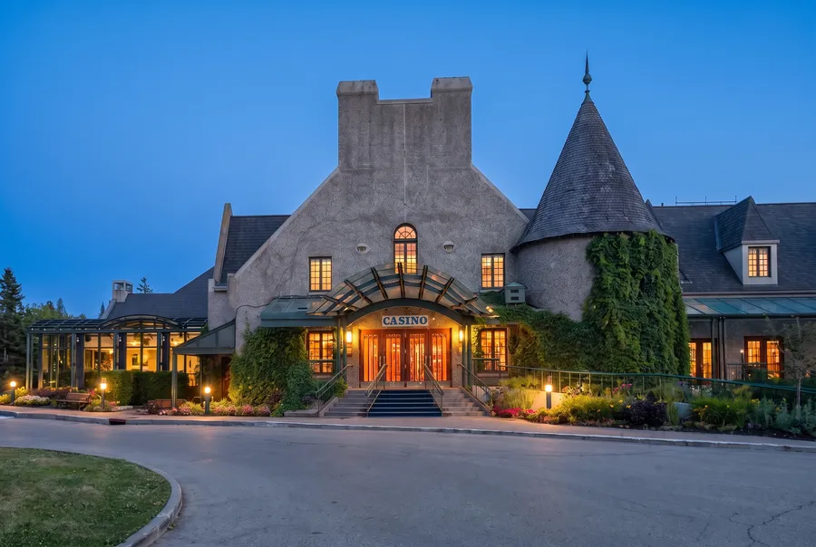 L’entrée du Casino de Charlevoix, avec sa tour