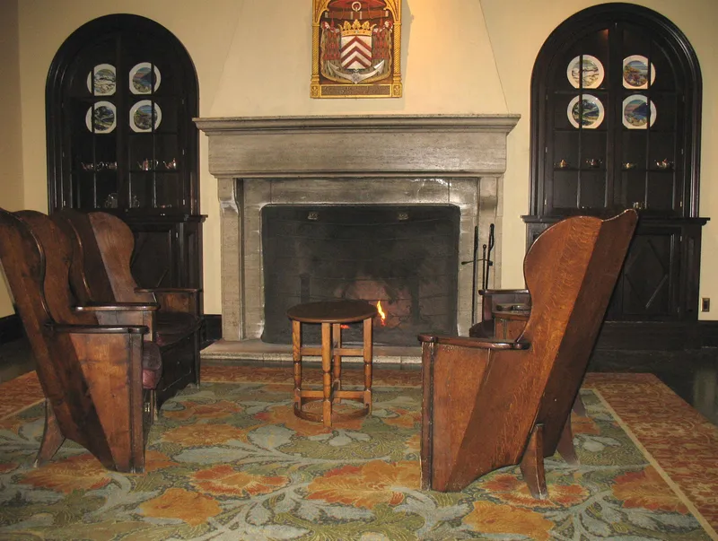 Le grand hall du Manoir Richelieu : cheminée et fauteuils